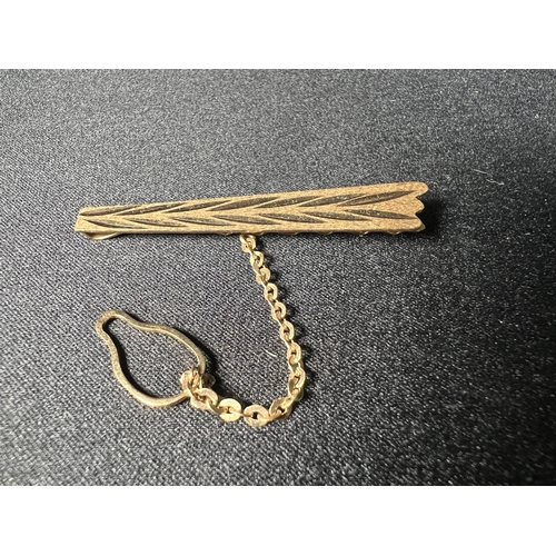 543 - 18ct gold tie clip with safety chain 4.6g, 5cm