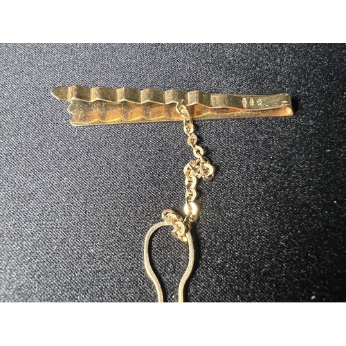 543 - 18ct gold tie clip with safety chain 4.6g, 5cm