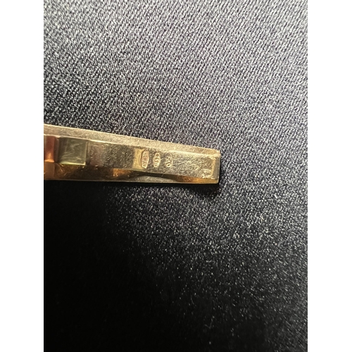 543 - 18ct gold tie clip with safety chain 4.6g, 5cm