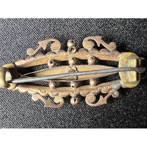 546 - Victorian 9ct gold stone set brooch, 3.2g gross