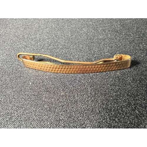 553 - 9ct gold tie clip, 2.5g gross, 5cm