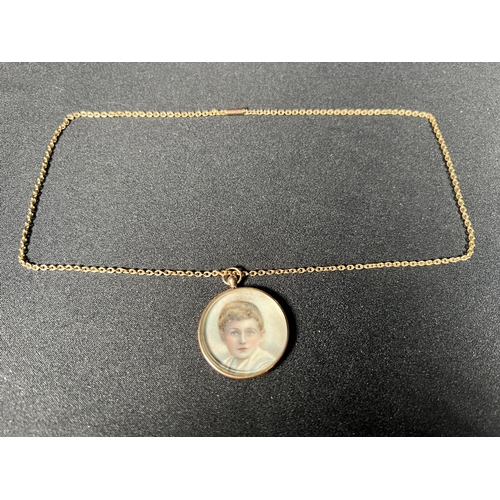 598 - 9ct gold mounted photo pendant on 9ct gold chain, 6.2g, total gross weight: 14.4g, 46cm, pendant dia... 