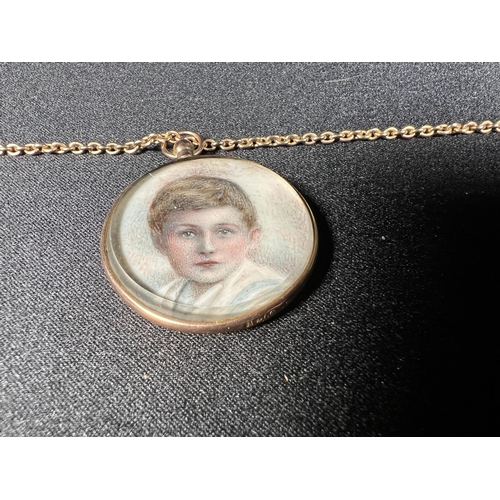 598 - 9ct gold mounted photo pendant on 9ct gold chain, 6.2g, total gross weight: 14.4g, 46cm, pendant dia... 