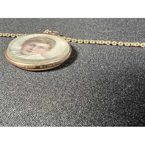 598 - 9ct gold mounted photo pendant on 9ct gold chain, 6.2g, total gross weight: 14.4g, 46cm, pendant dia... 