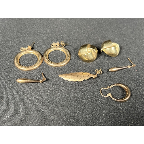 600 - Various 9ct gold earrings, 5.6g