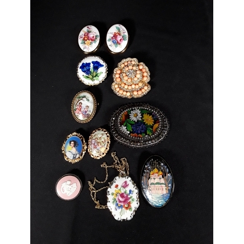 46 - Qty of various brooches