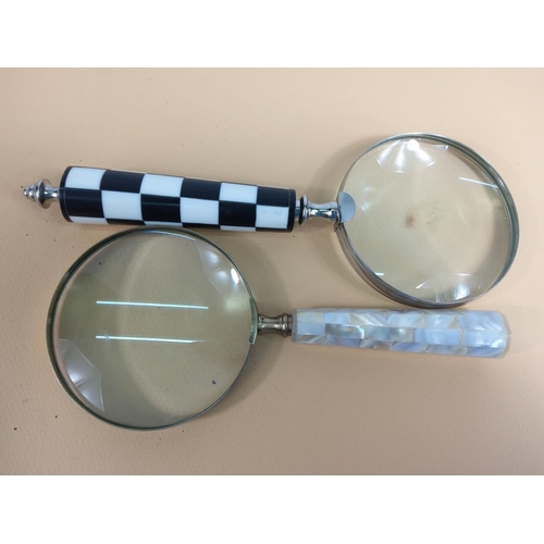 237 - 2 magnifying glasses