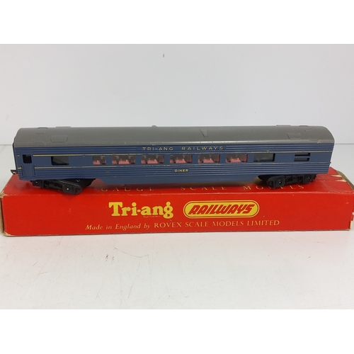 4 - Various model railway items including engine and carriages and Tri-ang coaches