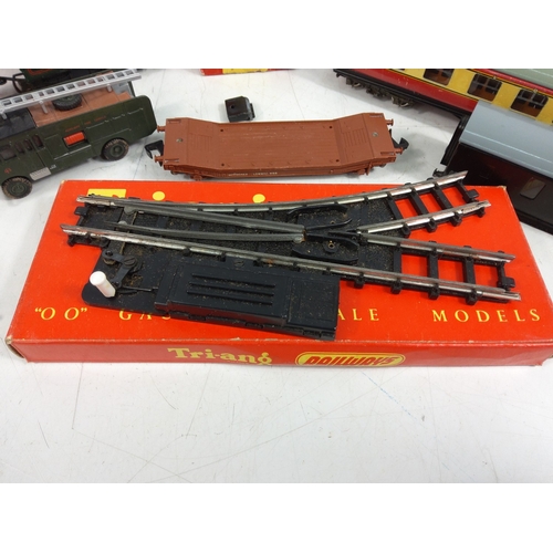 4 - Various model railway items including engine and carriages and Tri-ang coaches