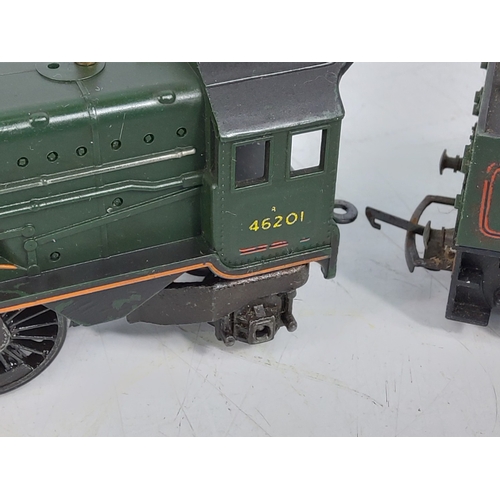 4 - Various model railway items including engine and carriages and Tri-ang coaches