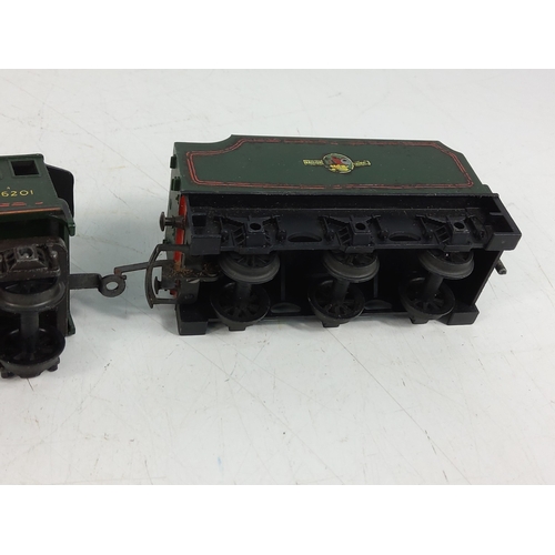 4 - Various model railway items including engine and carriages and Tri-ang coaches