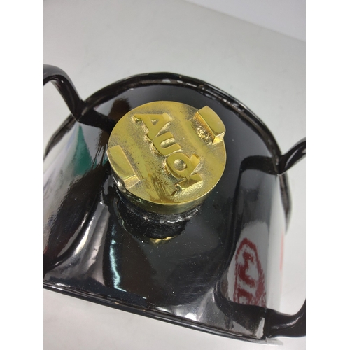 38 - Audi oil can