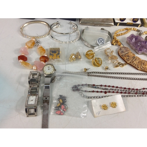 339 - Costume jewellery etc