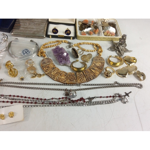 339 - Costume jewellery etc