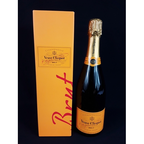 105 - Boxed bottle Veuve Clicquot Ponsardin Champagne