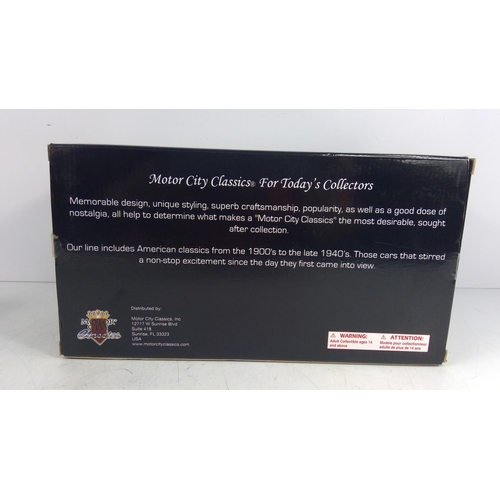 208 - Motor City Classics 1:18 Camper Trailer