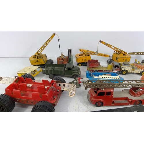 303 - Box of vintage model vehicles