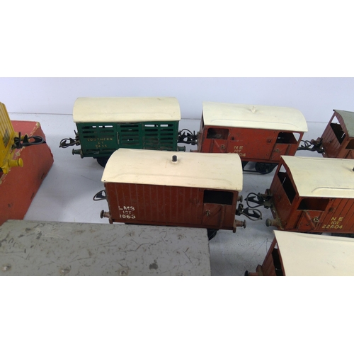 321 - Large selection of various carriages and rolling stock, mainly 0 gauge