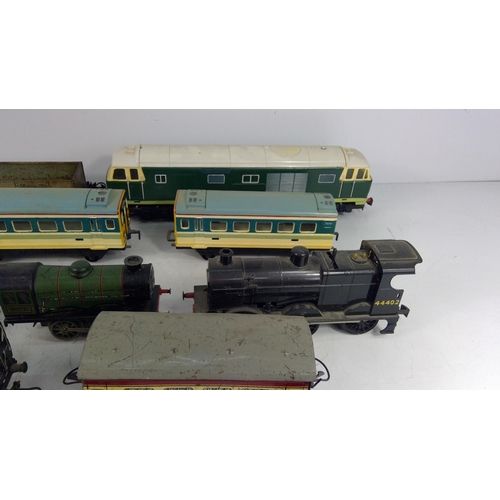 322 - Large selection of various carriages and rolling stock, mainly 0 gauge