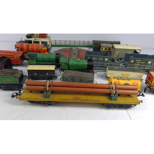 323 - Box of mixed model railway items