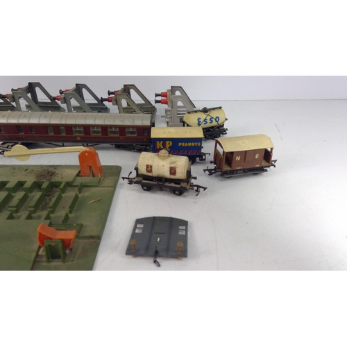 323 - Box of mixed model railway items