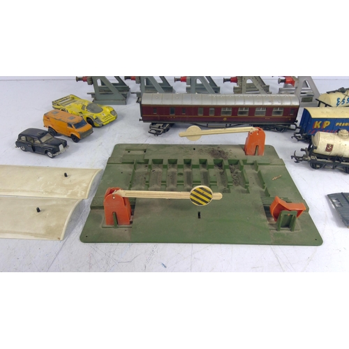 323 - Box of mixed model railway items