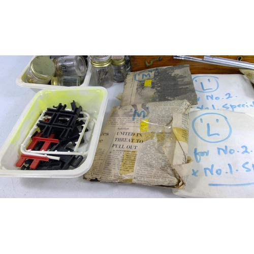 324 - Model railway accessories and track