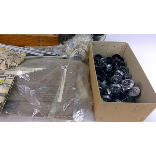 324 - Model railway accessories and track