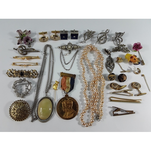 173 - Antique jewellery box and contents