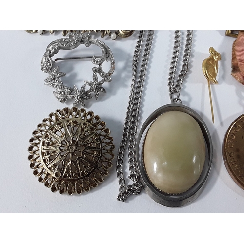 173 - Antique jewellery box and contents