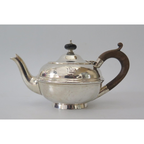 64 - A George V Silver Bachelor's Teapot, London 1910, Carrington & Co., 229g