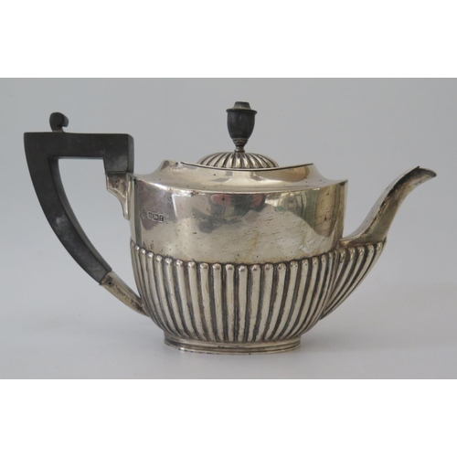 65 - An Edward VII Silver Fluted Teapot, Sheffield 1909, Jay, Richard Attenborough Co Ltd., 483g