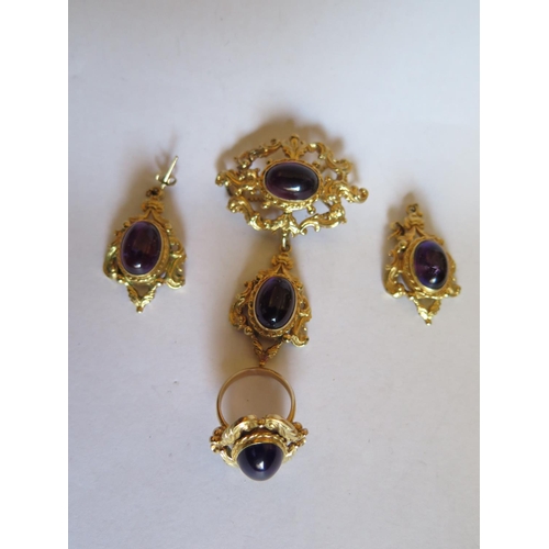 45a - A 9ct Gold and Cabochon Amethyst Suite of Jewellery including pair of earrings, pendant and brooch (... 