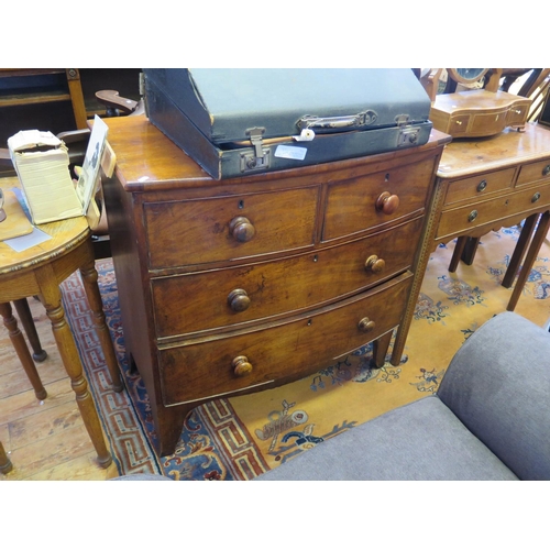 565 - A Victorian Mahogany Bow Fronted Chest of Drawers