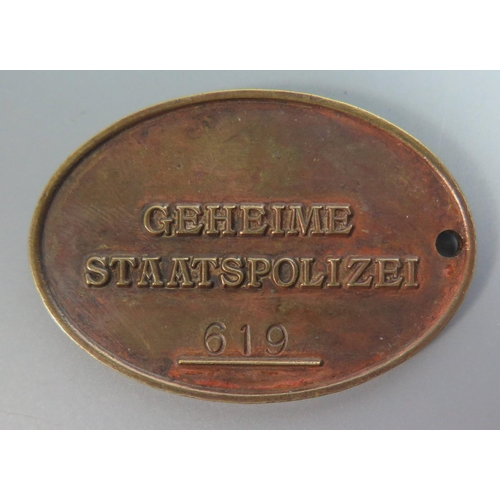 251 - A WWII German Police Identity Disc, 'GEHEIME STAATSPOLIZEI 616'