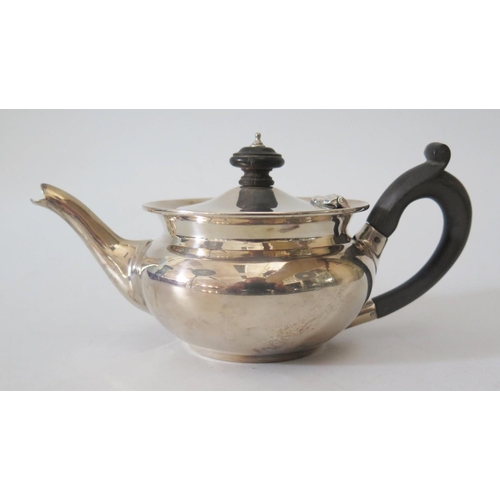 91 - An Edward VII Silver Bachelor's Teapot, London 1915, Charles Edwards, 158g