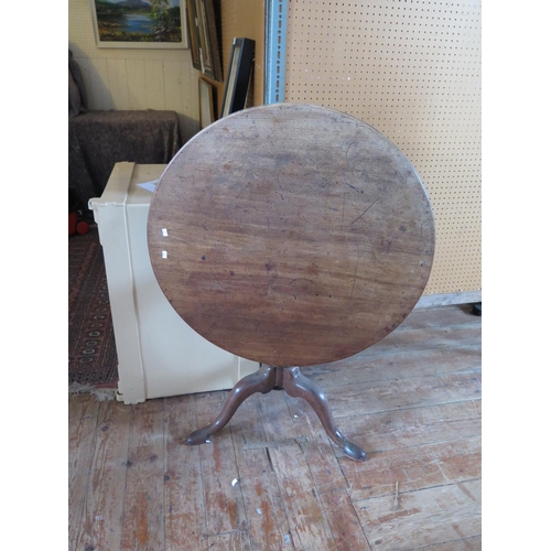 823 - Georgian mahogany circular tilt top pedestal table