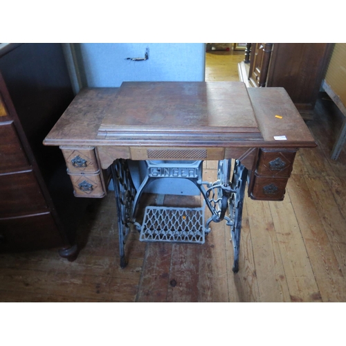 858a - Singer Treadle Sewing Machine On Cast Iron Frame