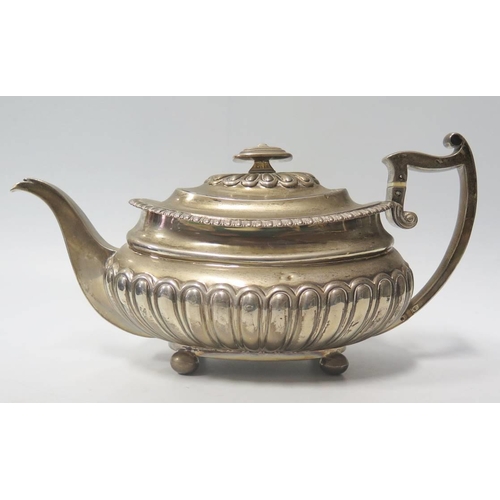 35 - A George III Scottish Silver Tea Pot, Edinburgh 1813, William Scott Peat, 769g