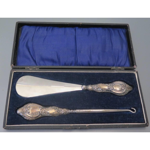 40 - A Cased Silver Handle Button Hook and Shoe Horn, Chester 1913, J & R Griffin (Joseph & Richard Griff... 
