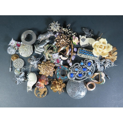 132 - A Selection of Costume Jewellery