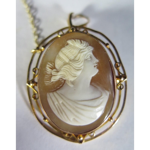 137 - A 9ct Gold Mounted Shell Cameo Brooch Pendant decorated with bust of classical maiden, 6.8g