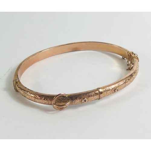 102A - An Edward VII Gold Hinged 'Buckle' Bangle with chased foliate decoration, Birmingham 1906, S&S, 7.3g