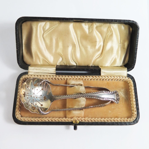 146D - An Edward VII Cased Silver Sugar Tongs and Sifting Spoon, Birmingham 1907, Levi & Salaman, 26g