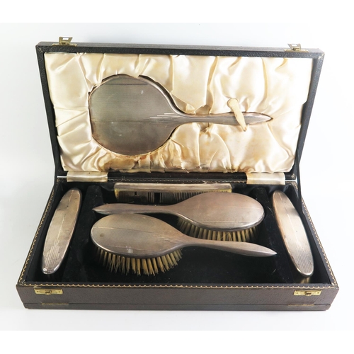 146F - An Elizabeth II Cased Silver Six Part Mirror and Brush Set, Birmingham 1952, B&Co.