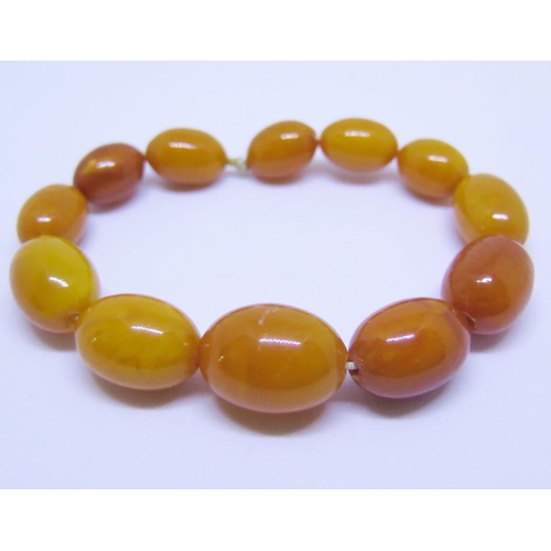 33 - A Baltic Amber Bead Necklace, 17.6g, largest bead c. 21 x 15mm