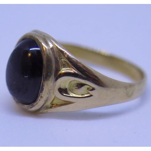 6 - A 1911 Gold and Cabochon Garnet Ring, dated and stamped 10 (10ct?), size L.5, 3g