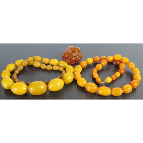 643 - A Baltic Amber Bead Necklace (largest bead18x13mm) 24g, faux amber bead necklace42g and agate specim... 