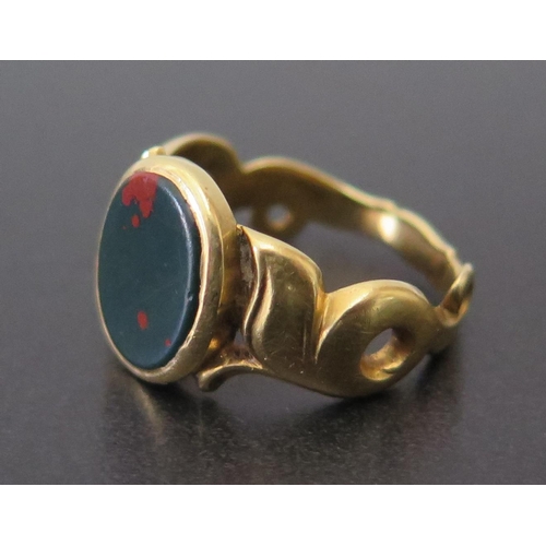 668 - An Unmarked High Carat Gold and Bloodstone Gent's Ring, size L.5, 6.2g