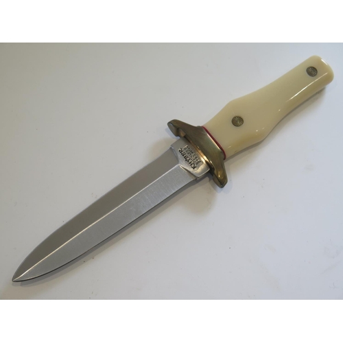 204 - A Khyber Elite 2750 Fixed Blade Knife, 9